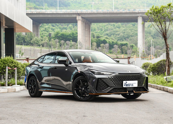 새로운 버전 스포츠 138Kw 1.5T 1.5L 차간 UNI-V 자동차 4 바퀴 연료 세단 자동차